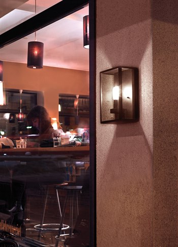 Norlys Lofoten sort væglampe monteret direkte på væg på facade udenfor café